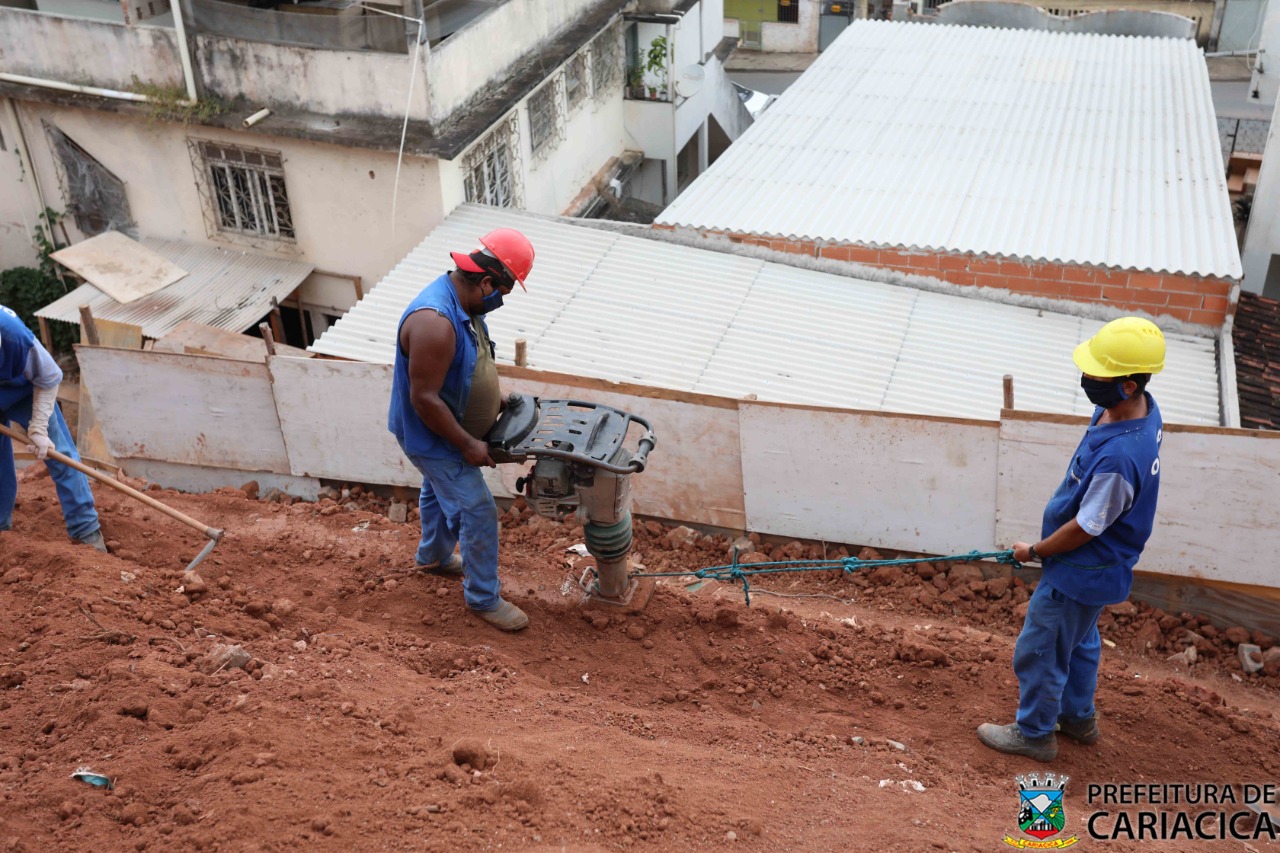 A Gazeta Muro em estacionamento ameaça desabar em Cariacica