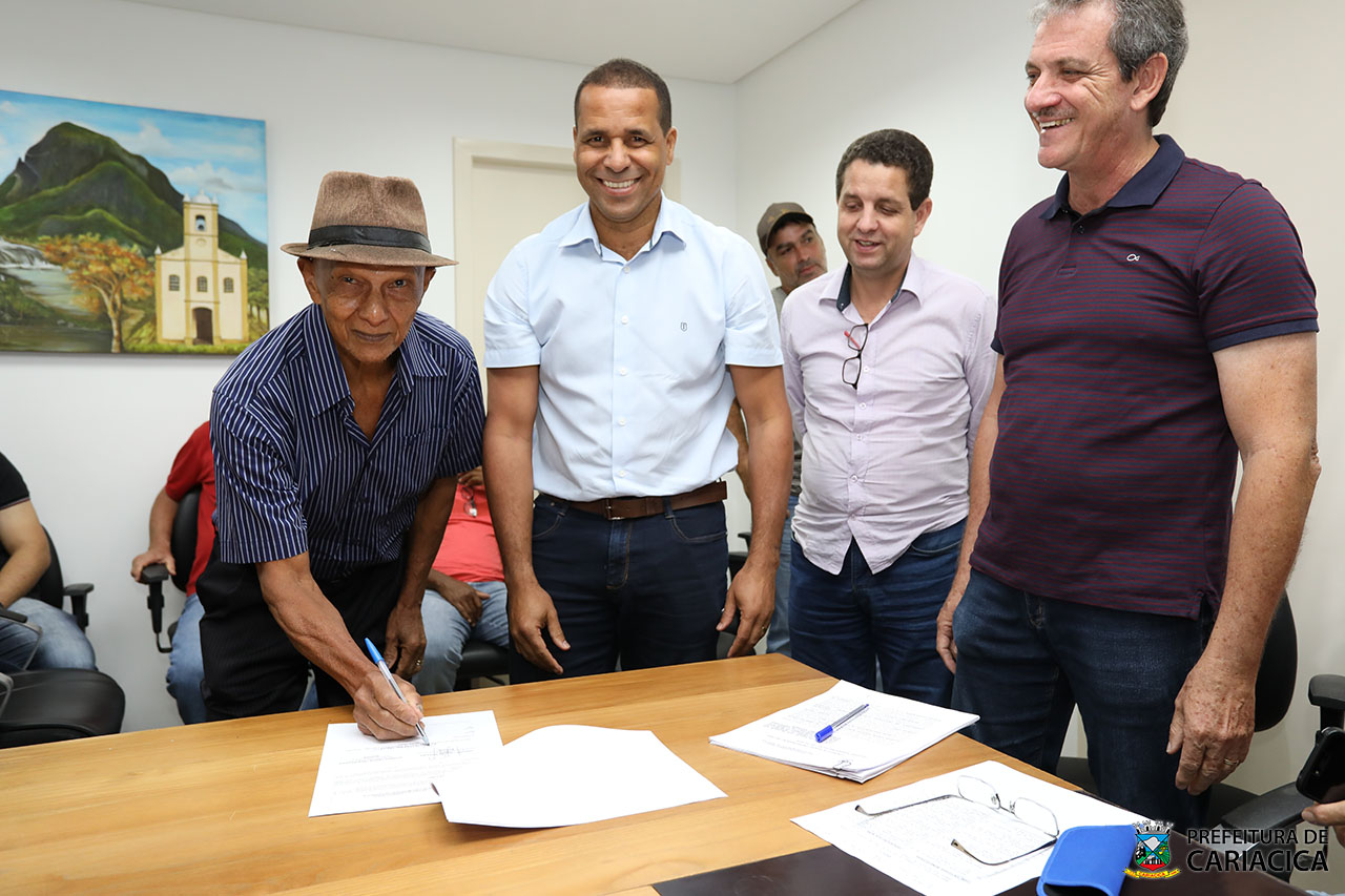Antônio Pereira assina a doação dos equipamentos ao lado do prefeito, vice-prefeito e secretário de agricultura