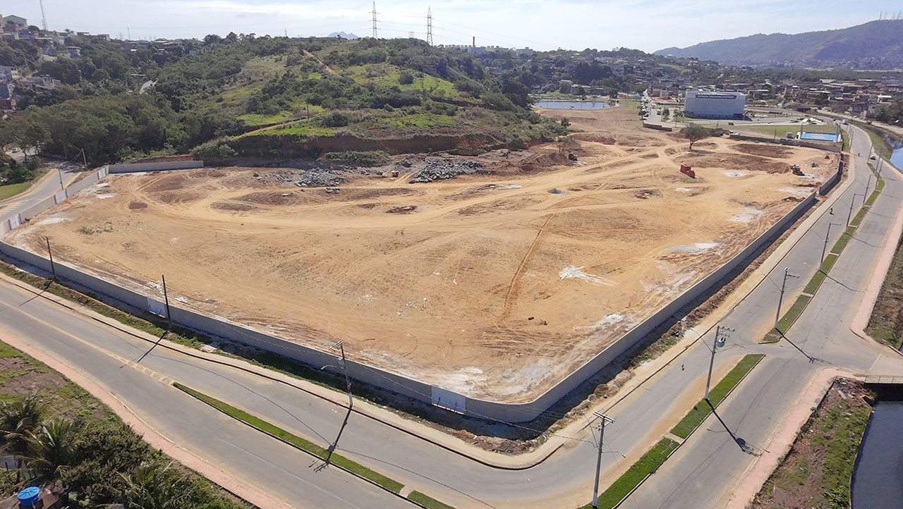 Obra no Parque de Exposições: espaço recebe construção de muro