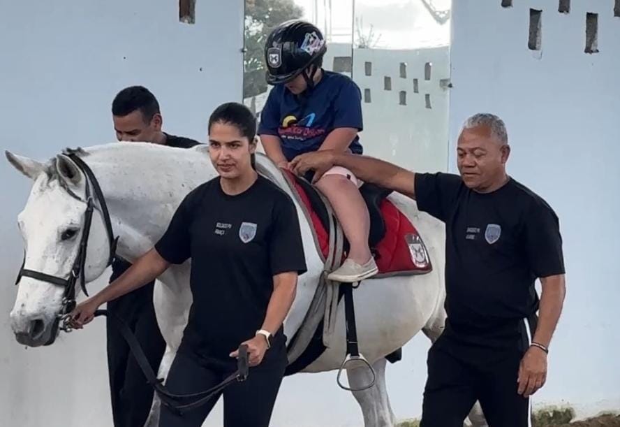 Crianças do Cariacica Down conhecem benefícios da equoterapia durante visita ao Regimento de Polícia Montada da PMES
