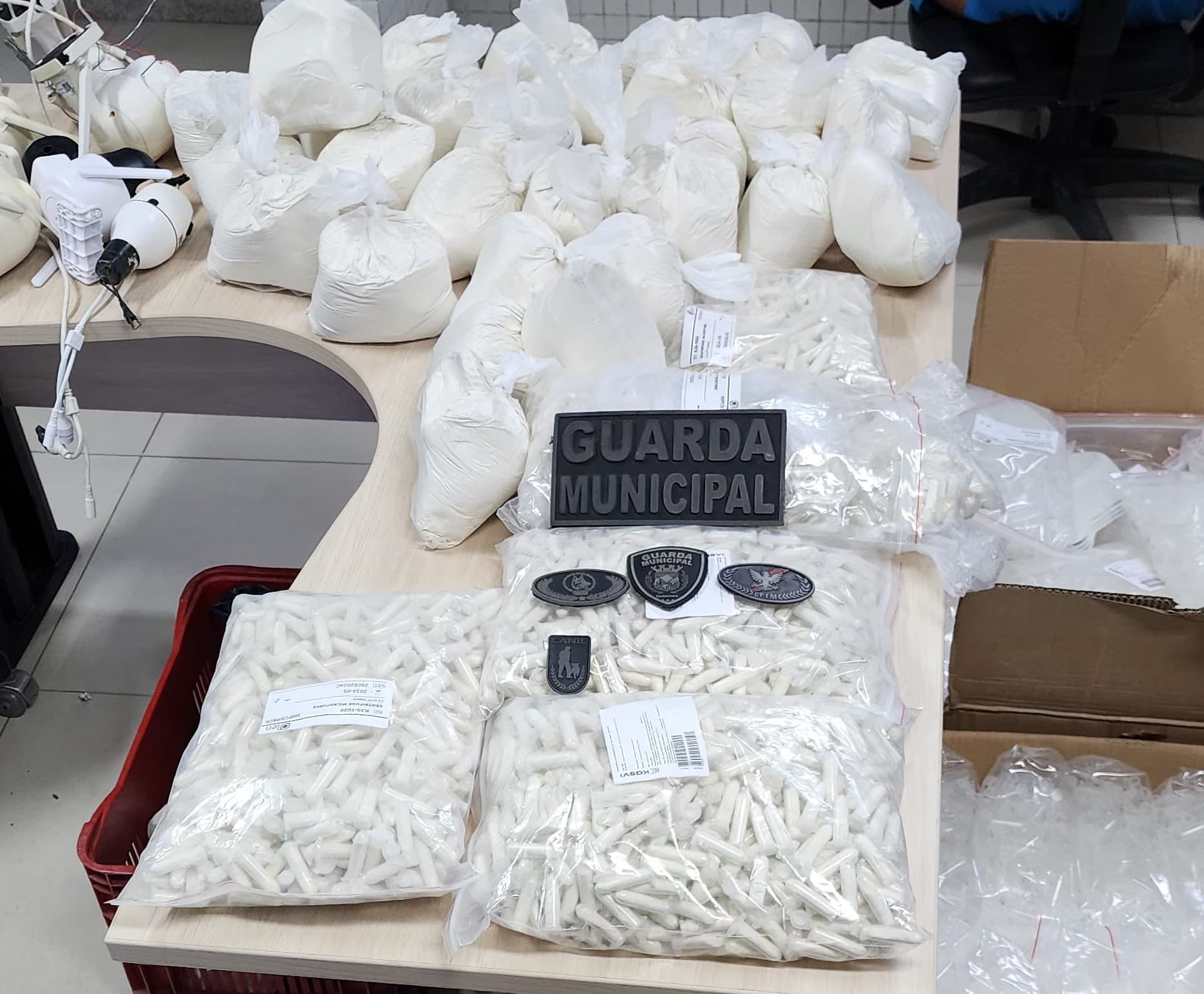 Guarda apreende mais de 37 kg de cocaína, balanças de precisão, além de pássaros silvestres no bairro de Santo Antônio
