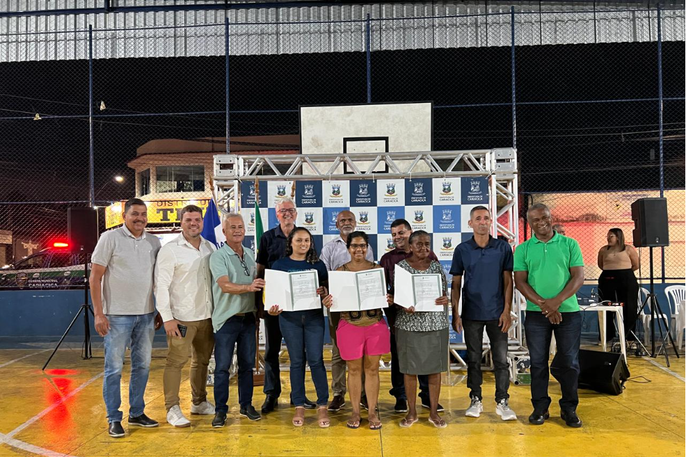 Moradores comemoram entrega de 55 escrituras de imóveis no bairro Padre Gabriel 