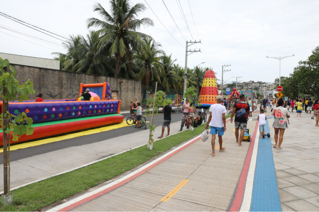 Cariacica Verão 2024: crianças curtem brinquedos infláveis instalados na Nova Orla de Cariacica